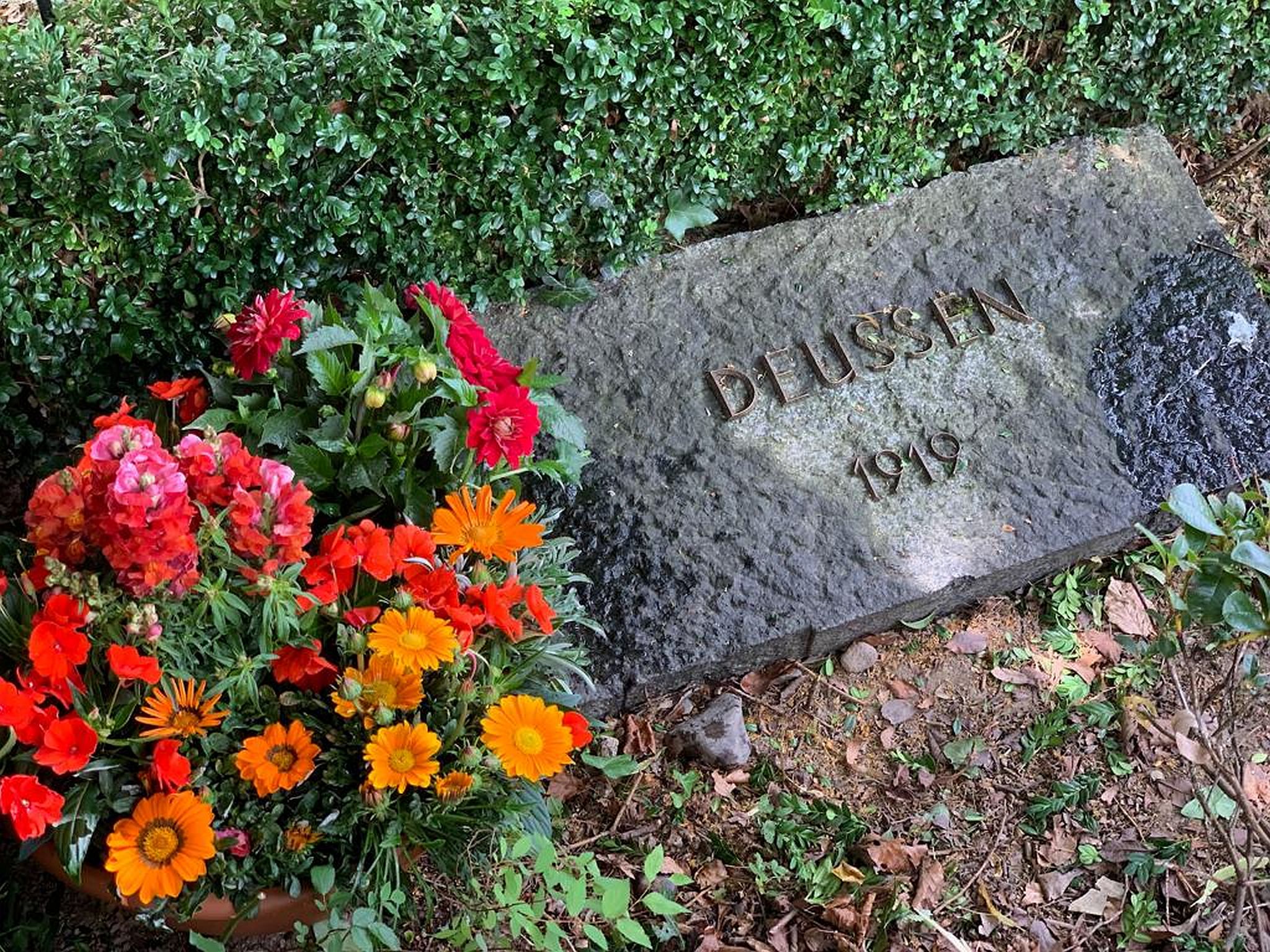 Deussens Grabstein bei der Evangelischen Kirche, Oberdreis Image